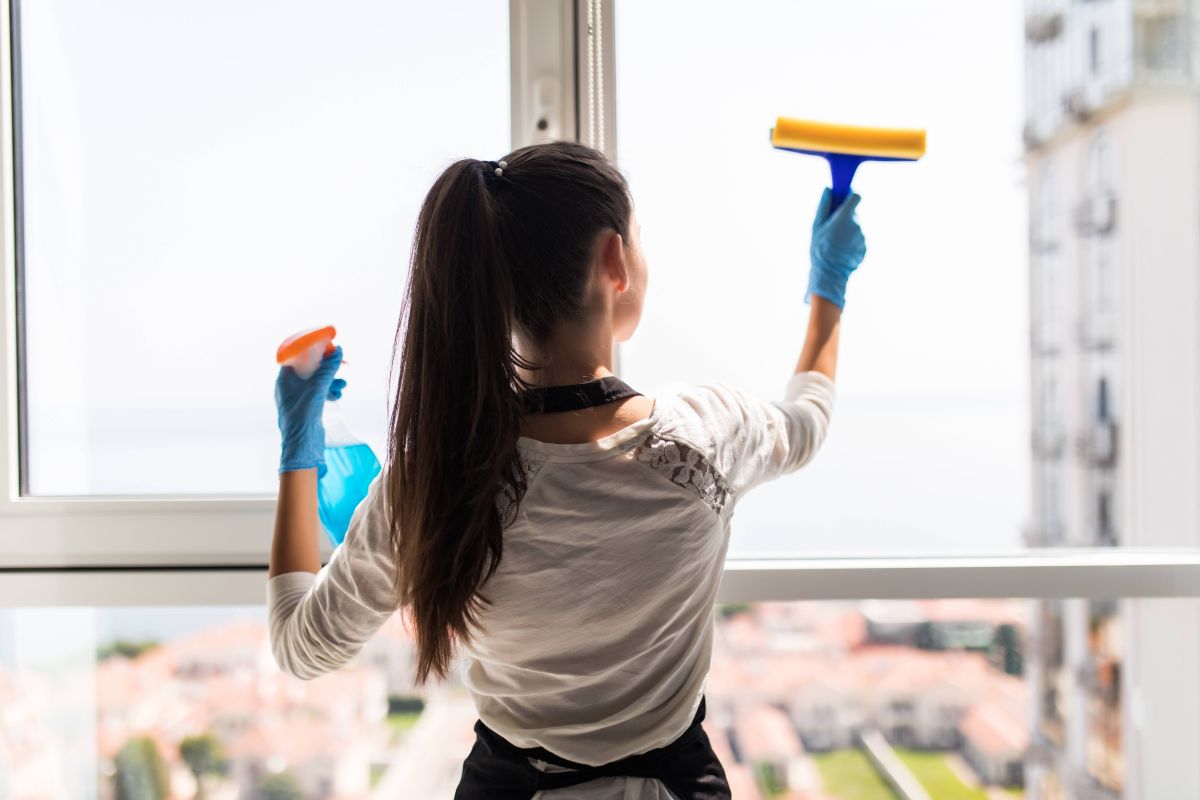 A women properly cleaning her scratch-free glass.